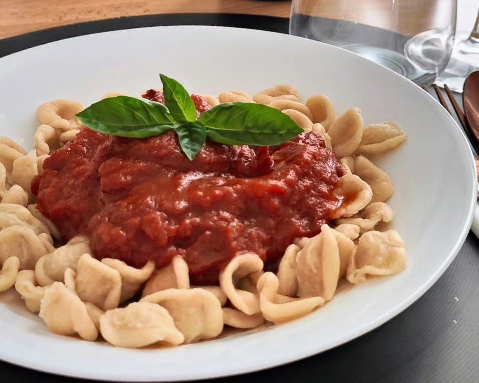 Orecchiette al sugo di pomodoro fresco e basilico - Ricette Facili e Veloci